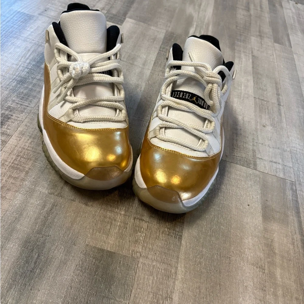 Jordan 11’s Retro Men’s Size 8.5 Gold & White - Picture 4 of 10